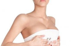 我需要做乳房提升手术还是乳房切除手术？