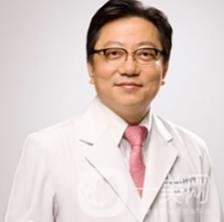 　　韩国首尔整形医院在韩国的整形行业中有着十分重要的地位的，是一家汇集外科整形、皮肤管理、面部微整形等百种项目于一体的专业综合性的整形医院。韩国首尔整形医院在韩国众多的整形医院中位列前茅。该院是韩国许多的名媛、明星等社会知名人士经常来的一家医院，是很多的求美者想要变美的*选择。  　　韩国首尔整形医院成立时间很早，在韩国乃至*还没有掀起整形潮流的时候，就成立了该院，所以该院这么多年潜心发展，不断地积累，终于一步一步的走到了今天，位于整形行业的首列。韩国首尔整形医院不仅拥有自己专属的医生团队，同时还不定期的从国外邀请整形行业中的佼佼者、领军人物来医院进行宣讲，旨在在更好的基础上不断地提升全院医护人员的专业素养和整体的素质。该院占地面积*平方米，拥有着很多不同功能的院区，例如：医学整形体验区、整形美容区、皮肤美容管理区、术后护理区等等多个院区，这样分区是为了更加专业，同时也是为了给求美者带来更好的舒服的体验。该院的环境十分的优美，韩国首尔整形医院投入了大量的资金进行建造装修，绿树环绕，院内相关休息设施十分的齐全，装修的很温馨，让求美者可以更加的方松。  　　医生简介  　　李珉九医生，韩国首尔整形医院的院长，毕业于韩国*的医科大学首尔大学，独立完成手术近千余次，在面部填充、眼部整形等面部项目方面十分有建树，他提倡要将求美者放在*位，医生要学会换位思考，这样才能更好的服务求美者。  　　全昭延医生，韩国首尔整形医院的整形医生，她十分的有耐心，对待每一个人都很细心，她的温和的笑容和专业的知识给众多求美者留下了深刻的印象。