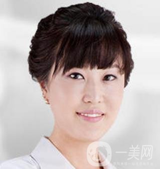 　　韩国首尔整形医院在韩国的整形行业中有着十分重要的地位的，是一家汇集外科整形、皮肤管理、面部微整形等百种项目于一体的专业综合性的整形医院。韩国首尔整形医院在韩国众多的整形医院中位列前茅。该院是韩国许多的名媛、明星等社会知名人士经常来的一家医院，是很多的求美者想要变美的*选择。  　　韩国首尔整形医院成立时间很早，在韩国乃至*还没有掀起整形潮流的时候，就成立了该院，所以该院这么多年潜心发展，不断地积累，终于一步一步的走到了今天，位于整形行业的首列。韩国首尔整形医院不仅拥有自己专属的医生团队，同时还不定期的从国外邀请整形行业中的佼佼者、领军人物来医院进行宣讲，旨在在更好的基础上不断地提升全院医护人员的专业素养和整体的素质。该院占地面积*平方米，拥有着很多不同功能的院区，例如：医学整形体验区、整形美容区、皮肤美容管理区、术后护理区等等多个院区，这样分区是为了更加专业，同时也是为了给求美者带来更好的舒服的体验。该院的环境十分的优美，韩国首尔整形医院投入了大量的资金进行建造装修，绿树环绕，院内相关休息设施十分的齐全，装修的很温馨，让求美者可以更加的方松。  　　医生简介  　　李珉九医生，韩国首尔整形医院的院长，毕业于韩国*的医科大学首尔大学，独立完成手术近千余次，在面部填充、眼部整形等面部项目方面十分有建树，他提倡要将求美者放在*位，医生要学会换位思考，这样才能更好的服务求美者。  　　全昭延医生，韩国首尔整形医院的整形医生，她十分的有耐心，对待每一个人都很细心，她的温和的笑容和专业的知识给众多求美者留下了深刻的印象。