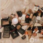 十八岁女孩的化妆品：探索适合青春期的美丽之道