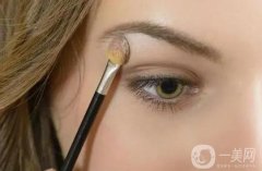 如何化妆增加眼部魅力：打造迷人眼神