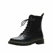 马丁靴配什么裤子好看