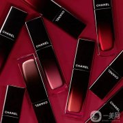 香奈儿炫亮魅力唇膏限量版8号：新年当红不让的妆容